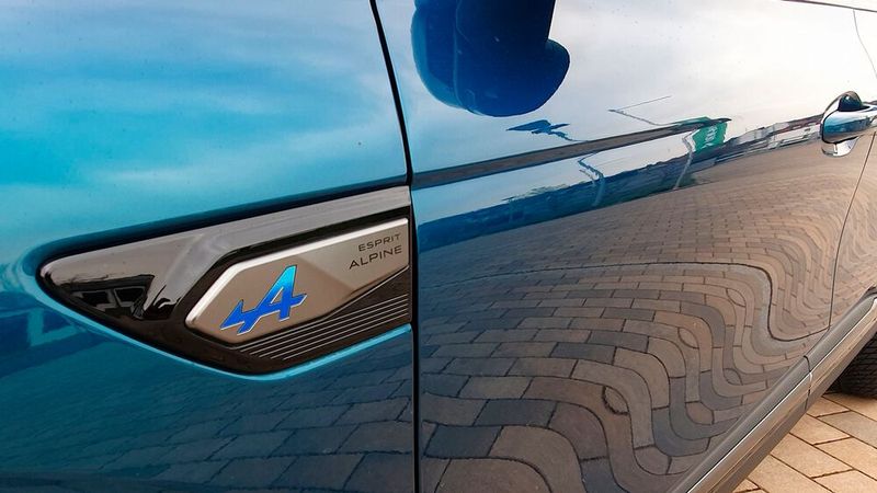 Die Linie Esprit Alpine markiert die höchste Ausstattungsstufe bei Renault. Es gibt zahlreiche optische Reminiszenzen an die legendäre Sport-Marke. Das Fahrverhalten entspricht dem leider nicht. (Bild: Mauritz – VCG)