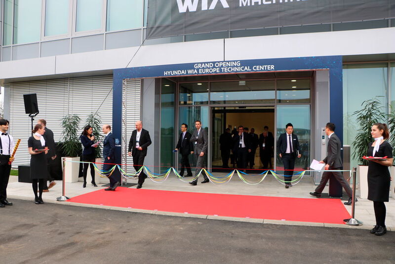 Die Spitze der Hyundai Wia, einige Händler sowie der Bürgermeister bei der offiziellen Einweihung des Tech Cube. (Sonnenberg MM Maschinenmarkt)