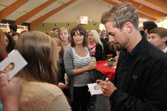 Bevor TV-Moderator Klaas seiner Funktion als Redner nachkommen durfte, stand eine ausgiebige Autogrammstunde auf dem Plan. (Richter)