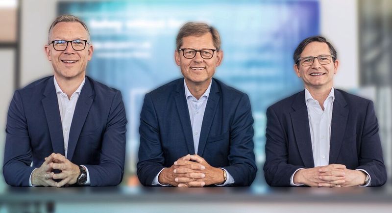 Für das laufende Geschäftsjahr erwartet die HIMA Group weiterhin ein anspruchsvolles Umfeld: Geopolitische Konflikte, Währungseffekte und Investitionszurückhaltung könnten Projekte und Services verzögern oder verschieben, so die Geschäftsführung: (v. l. n. r.) Jörg de la Motte (CEO der Hima Group), Steffen Philipp (Gesellschafter der Hima Group), Dr. Michael Löbig (CFO der Hima Group)  (Bild: HIMA Group)