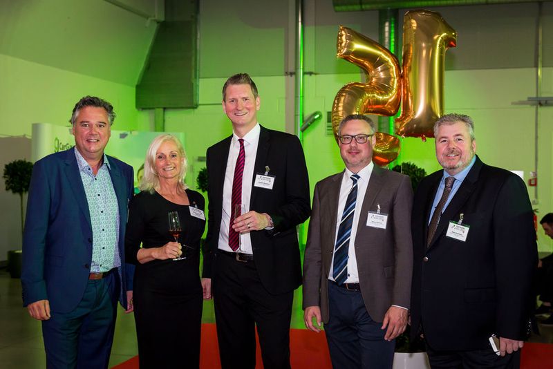 Besonders gespannt waren natürlich die Bewerber. Hier warten zum Beispiel die Teams der Autohäuser Schlesner und Dieter Hartmann mit dem Vertreter des Importeurs Renault, Steffen Sauerbrei (Mitte).  (Bild: Stefan Bausewein)