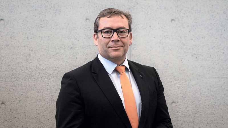 Arnim Brüchle, Geschäftsführer der Trumpf Sachsen GmbH fasst die Vorteile der Anlage zusammen: „Die Laserblanking-Anlage produziert alle möglichen Blechteile hocheffizient aus einer quasi unendlichen Rolle mit den ganzen Vorzügen der Vollautomatisierung und ermöglicht so die optimale Blechausbeute.“ (Bild: Trumpf Group)