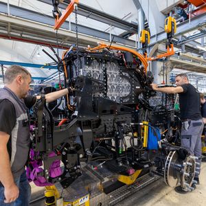 Das E-Powerpack wird in einer eigenen Vormontagelinie in Bandnähe aufgebaut. Es besteht unter anderem aus zwei Batterieeinheiten, dem HV-Verteiler und dem Klimakompressor.(Bild:  MAN)