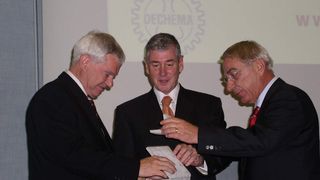 Prof. Dr. Alfred Pühler (links), Dr. Alfred Oberholz (Mitte) und Prof. Dr. Christian Wandrey (rechts) bei der Verleihung der Dechema-Medaille und Dechema-Plakette.  (Bild: Dechema)
