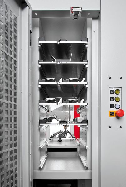 Bild 2: Hubmagazin für bis zu 16 Matrizenpaletten, die individuell mit Werkstücken/Rohlingen bestückt werden können  (Bild: Hermle)