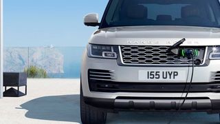 Wallboxen gibt es auch beim Autohersteller. (Land Rover)