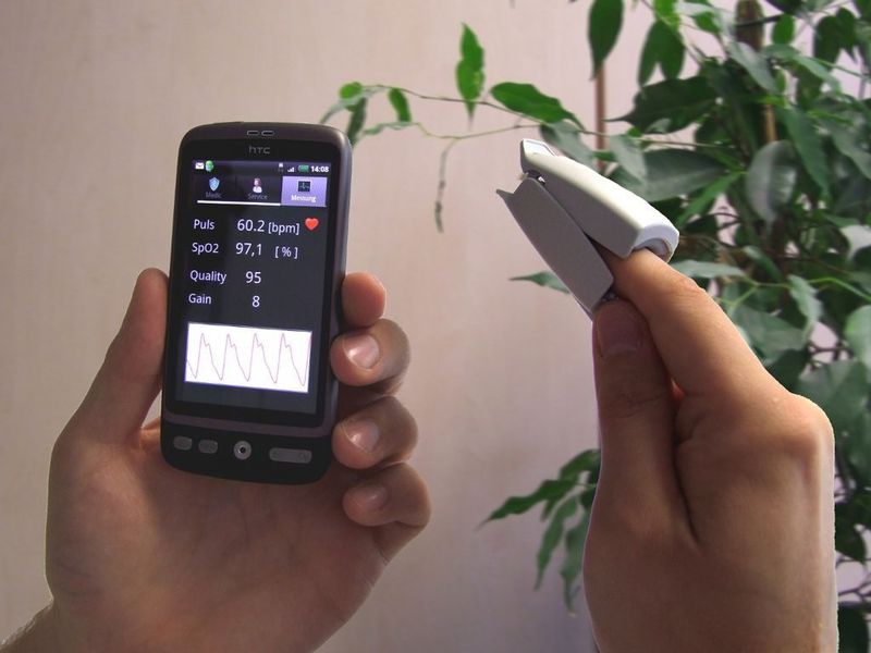 Sauerstoffgehalt und Pulsfrequenz können mit diesem Fingerclip erfasst werden. Im  Handy erfolgt die Weiterverarbeitung der Daten bevor Sie an eine medizinische Tele-Service-Zentrale weiter übertragen werden.  Bild: Zentrum für Telematik, Gerbrunn (Archiv: Vogel Business Media)