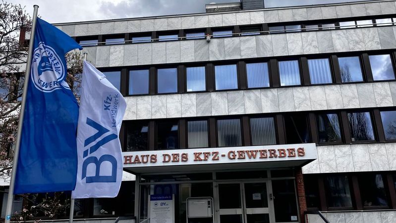 Die Verbandskrise dauert weiter an: Eine Einigung zwischen den neun klagenden Mitgliedern des Bundesinnungsverbands (BIV)-Kfz, zuvor ZVK, scheiterte vor Gericht. Im September steht die Urteilsverkündung an. (Bild:  Doris S. Pfaff)
