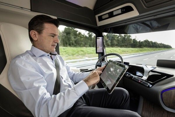 Der Mercedes-Benz Future Truck 2025: Weltpremiere der spektakulären Studie des Lkw von morgen – autonome Fahrt in eine faszinierende Zukunft (Mercedes-Benz)