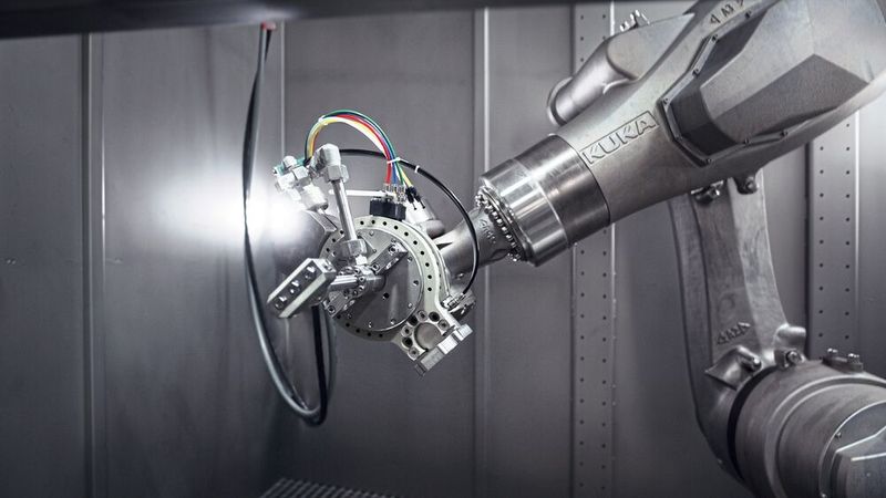 Der Stäubli Werkzeugwechsler am Roboterarm. Das System arbeitet durchgehend in der Nasszelle, weshalb besonders hohe Anforderungen an alle verbauten Komponenten gestellt wurden. Der Werkzeugwechsler lässt sich übrigens auch auf anderen Robotern als denen von Stäubli installieren. (Bild: Stefan Woidig)