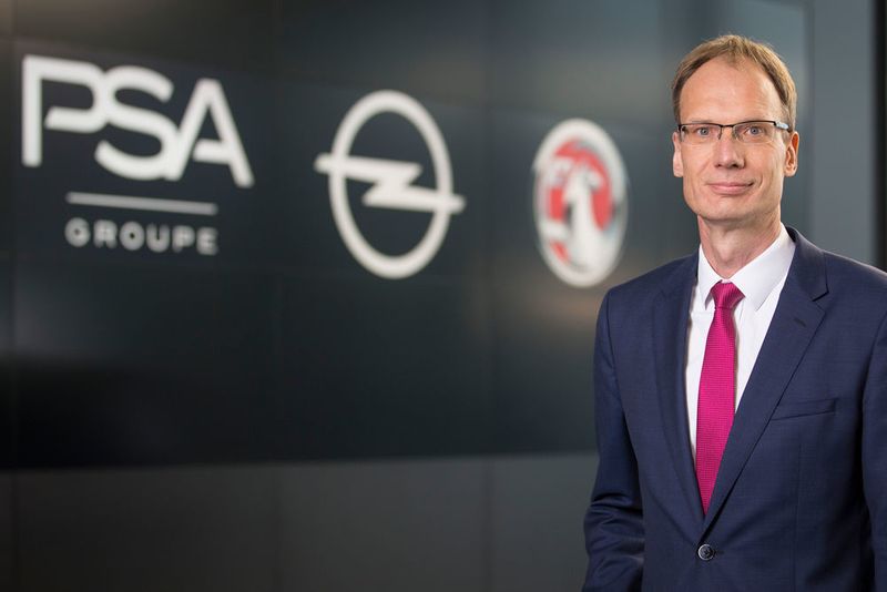 Michael Lohscheller, Chief Executive Officer von Opel/Vauxhall, zieht zum 1. September 2019 in den Vorstand des Mutterkonzerns PSA ein. Der 50-Jährige wird Nachfolger von Jean-Christophe Quémard, Executive Vice President, Direktor Mittlerer Osten & Afrika. 

Michael Lohscheller ist seit 2017 Chef der Opel Automobile GmbH. Zuvor war er für die Finanzen des Autobauers verantwortlich. Bevor er im September 2012 zu Opel kam, war Lohscheller Executive Vice President und Finanzchef der Volkswagen Group of America und für verschiedene Automobilhersteller in Bereichen wie Finanzen, Marketing, Vertrieb, Einkauf und Logistik tätig.

Nach seinem Studium an der Hochschule Osnabrück und der Universität Barcelona erwarb Michael Lohscheller im Jahre 1992 einen Abschluss als Diplom-Kaufmann. 1996 schloss er ein berufsbegleitendes Studium im Bereich Europäisches Marketing-Management an der Brunel University in London mit einem Master of Arts ab. (Opel )