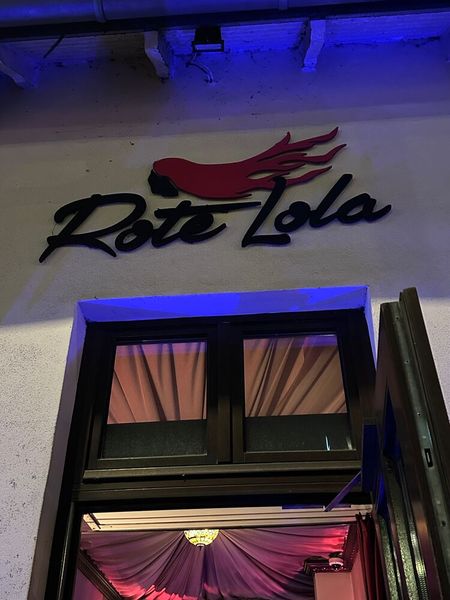 Nach dem Konzert geht es weiter in der roten Lola. Die passende Haarfarbe habe ich schon einmal. (Bild: Vogel IT-Medien GmbH)