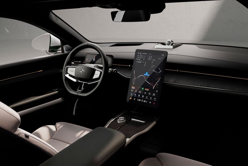 Der Innenraum ist sehr übersichtlich; ein Display in der Mitte dominiert. Als Betriebssystem nutzt der Autohersteller Android Automotive, das in Zusammenarbeit mit Google entstanden ist. (Bild: Polestar)