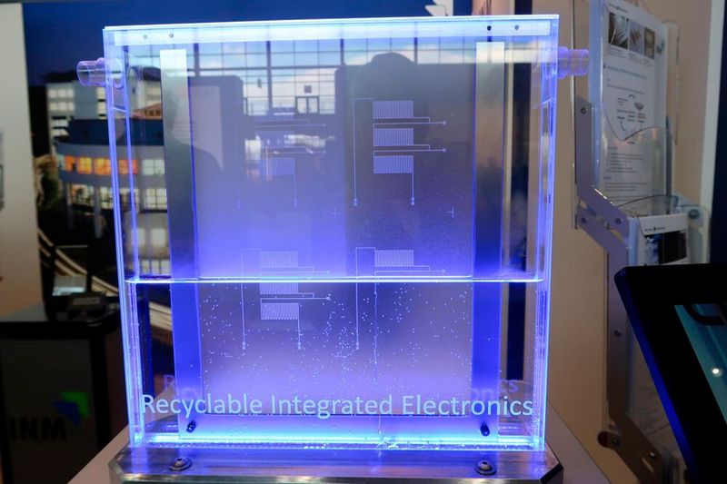 Das Leibniz-Institut für Neue Materialien (Leibniz INM) stellte auf der Hannover Messe neuartige Materialien und Methoden vor, die es ermöglichen, in Kunststoff eingebettete elektronische Komponenten bei Bedarf aus diesen zu lösen. Dazu wurde eine Beschichtung entwickelt, die zwischen Polymer und Metall aufgebracht wird (im Exponat rechts). (Bild: D.Quitter - VCG)