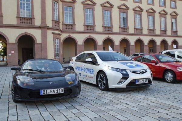 Bertha Benz Challenge 2012, 1. Tag: Ankunft der Teilnehmer am Mannheimer Schloss. Im Bild der Tesla Roadster 2.5 von BSM/Emobile plus solar neben dem Opel ampera des Park2-Power-Teams. (Ulrich Steinlechner)
