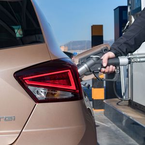 Am Heck sorgt der Schriftzug TGI für die Identifizierung als Gasfahrzeug – wenn der Ibiza nicht an der Tankstelle steht.(Bild:  Seat)