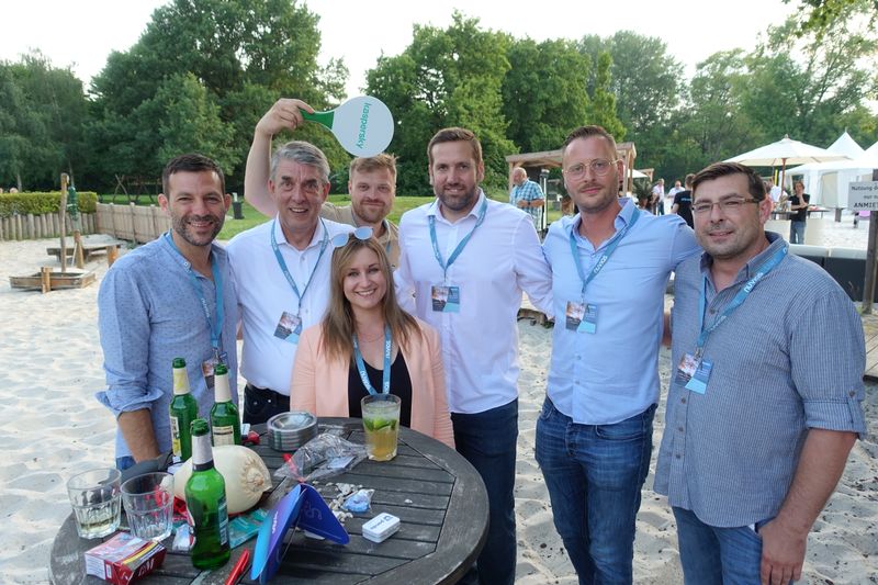 Thomas Henk (Nuvias, hinten) mit dem Kaspersky Team. (Bild: IT-BUSINESS)