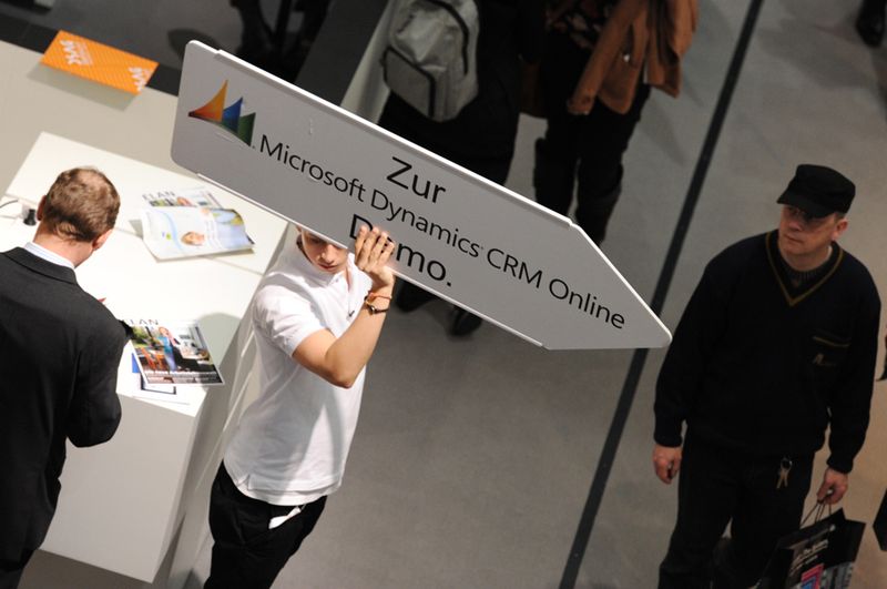 Ein menschlicher Wegweiser zeigt die Richtung zur Microsoft Dynamics CRM Online-Demo. (Archiv: Vogel Business Media)