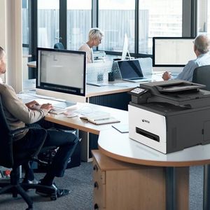 Das Feld der neuen A4-Color-MFPs besteht gleich aus vier Modellen. Das Top-Modell C305ae bietet für die Steuerung am Gerät einen größeren  4,3-Zoll-Touchscreen des 2,8-Zoll-Bedienfelds der anderen Geräte der Serie.(Bild:  Xerox)