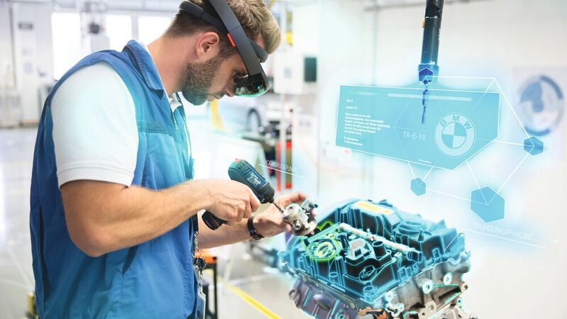Die BMW Group nutzt Augmented Reality bei den Trainings zur Motorenmontage. Dabei leiten Visualisierungen durch alle Arbeitsschritte und geben gezielte Hinweise.