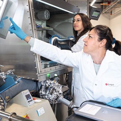 Empa-Forscherinnen Chiara Menegus (hinten) und Claudia Cancellieri wollen untersuchen, wie Wasserstoff mit den dünnen Oxidschichten auf hochfesten Stählen interagiert. (Bild: Empa)