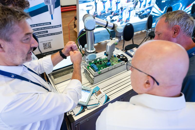 Austausch unter den Schraubexperten. (Bild: PHOTOVISION-DH GmbH)