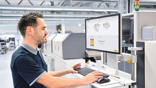 Über das intuitiv bedienbare Onlinetool Mypnoz Creator stellen Anwender „ihr“ individuelles Sicherheitsschaltgerät Mypnoz zusammen.  (Pilz GmbH & Co. KG/© iStock.com/industryview/www.industrieblick.net)