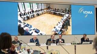 Die Transformation der Antriebstechnik und Fluidtechnik läuft auf Hochtouren. Beim Presse-Roundtable im Vorfeld der Hannover Messe zeigen die Unternehmen der Fachverbände Antriebstechnik und Fluidtechnik im VDMA ihre Innovationskraft und Lösungskompetenz. (Bild: VDMA/Deutsche Messe AG)