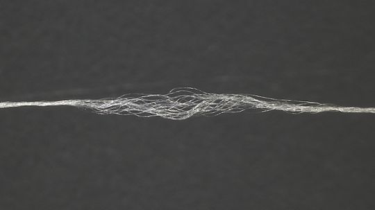 PEF ähnelt in vielen Eigenschaften dem verbreiteten Polyethylenterephthalat (PET), ist im Gegensatz zu diesem aber aus biobasierten Monomeren aufgebaut.(Bild:  DITF)