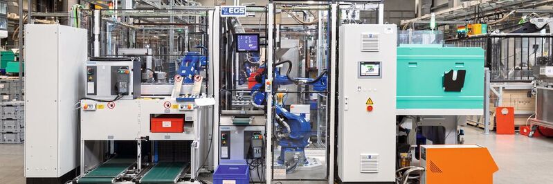 Eine Fertigungsinsel mit sechs Motoman-Robotern von Yaskawa, jeder Menge Handhabungs- und Prüftechnik und einem Sumo-Ecoplex2-Palettiersystem produziert mehrere Millionen Kunststoff-Hybrid­stecker im Jahr.