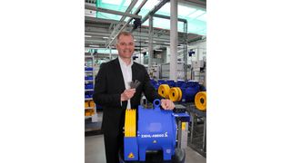 Vorstandsvorsitzender Joachim Ley freut sich über den Aufzugsmotor ohne Seltene Erden.  (Bild: Ziehl-Abegg / Rainer Grill)