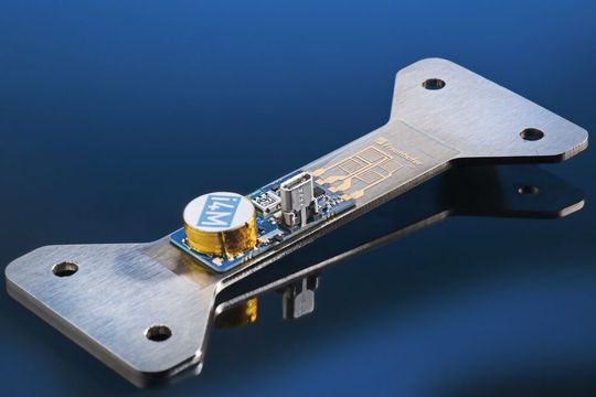 Bild 5: Additiv hergestellter DMS auf Stahlbauteil mit integrierter Telemetrie. (Bild:  Fraunhofer ILT)