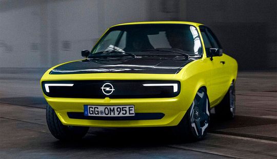 Der Manta A von Opel war das erste Kultobjekt, das einst die Manta-Mania befeuerte. Hier sieht man übrigens eine Variante, die man zum Elektroauto umgebaut hat. Das sollte den Impuls für den Run auf den neu geplanten E-Manta werden. Doch der Entwicklerfuß ist jetzt vom Gas ...(Bild:  Opel)