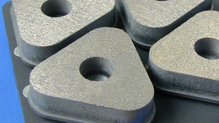 Federal-Mogul zeigt auf der InnoTrans 2012 die neuen Reihe gesinterter Bremsbeläge von Ferodo®. Sie sind dabei für Geschwindigkeiten von bis zu 300 Stundenkilometer geeignet. (Bild: Federal-Mogul)