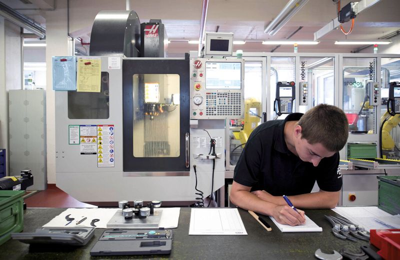 Bild 2: Die beiden Bohr-und-Gewindebohrzentren bilden eine Zelle und werden von kameragestützten Industrierobotern beschickt. (Bild: Haas)