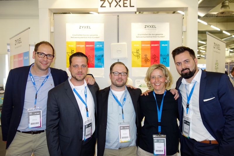 Stephanie Steen, IT-BUSINESS, mit dem ZyXEL Jungs (v. l.) Stephan Stürtz, Guido Stempel, Patrick Hirscher und Christian Schiffers (Bild: IT-BUSINESS)