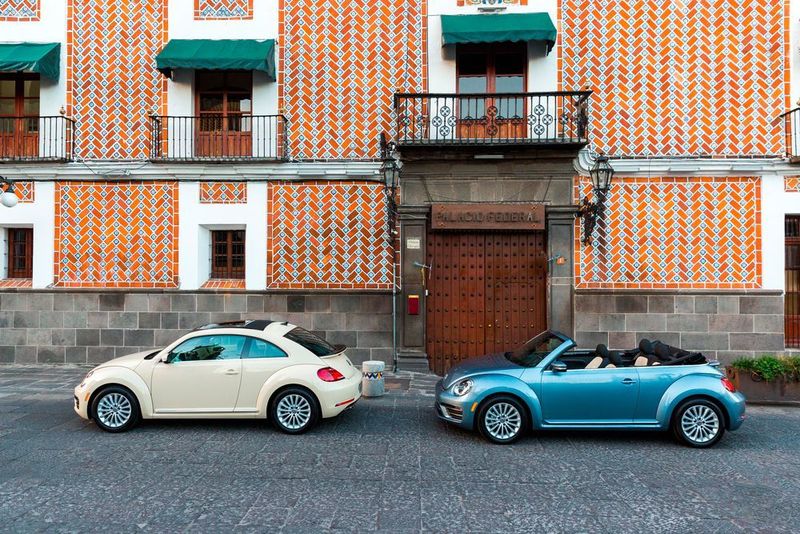 Es gibt den Beetle auch als Cabriolet: Sein Stoffdach ist versenkbar, die Scheiben verschwinden vollständig. (Volkswagen)