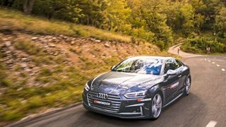 Traum für Autofans: eine kurvenreiche Bergstraße ohne Verkehr, ein sportliches Auto – und dazu die passenden Reifen. (Bild: Manuel Debus)