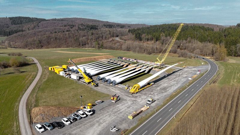 Im Windpark Bad Berleburg entstehen insgesamt 20 neue Enercon Windkraftanlagen des Typs E-175 EP5 E1. Vom Umladeplatz werden die Rotorblätter mit drei Scheuerle Blade Lifter-Kombinationen bis zum 45 km entfernten Windpark transportiert.  (Bild: TII-Group)