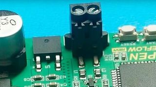 The concept of a self-soldering circuit board is not particularly practical at the moment. However, in the future, there might be meaningful applications, such as in the field of recycling. (Picture: https://www.youtube.com/@CarlBugejahttps://www.youtube.com/@CarlBugeja)