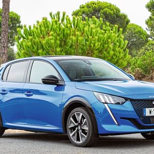 Der Peugeot E-208 wird Kunden ab 35.350 Euro angeboten. Er ist somit in unserer Top-10-Liste das teuerste E-Auto.(Bild:  Peugeot)