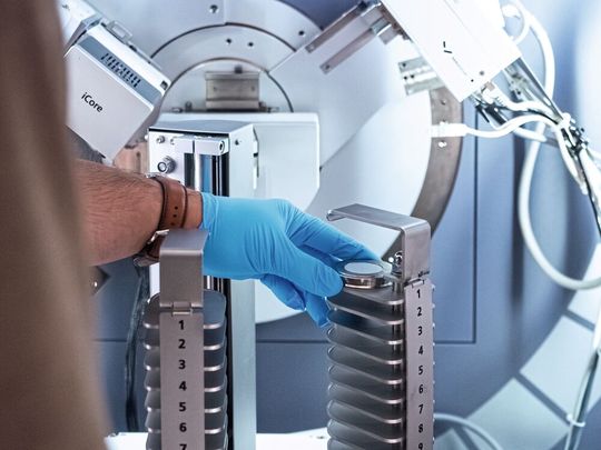 Der Zwilling dieser Probe befindet sich auf der Aussenseite der ISS als Teil des «SESAME»-Experiments.(Bild:  Empa)