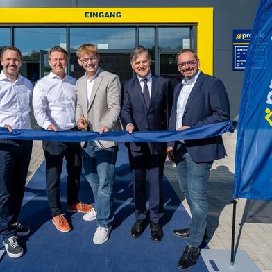 Feierlicher Bandschnitt am neuen Standort von Premio Gabel: (v. l.) Premio-Leiter Michael 
Bausch, Premio-Gebietsmanager Carsten Scholz, Geschäftsführer Premio Gabel Tom Berg, 
GRS-Geschäftsführer Goran Zubanovic und Geschäftsführer Premio Gabel Thorsten Berg   (Bild: Premio Reifen + Autoservice Reifen Gabel)
