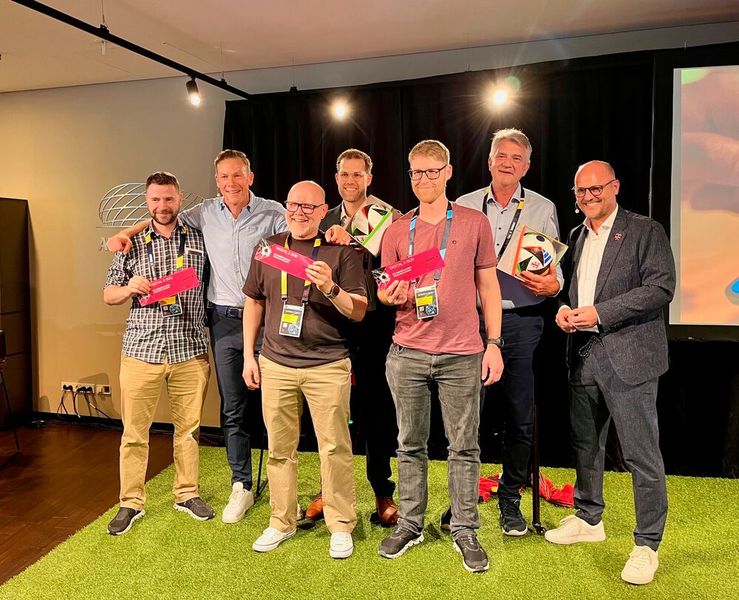 Jochen Bösl (re., Deutsche Telekom) beglückwünscht die Gewinner des Tages. Hauptgewinn waren drei Tickest für das EM-Eröffnungsspiel in München. (Bild: Vogel IT-Medien)