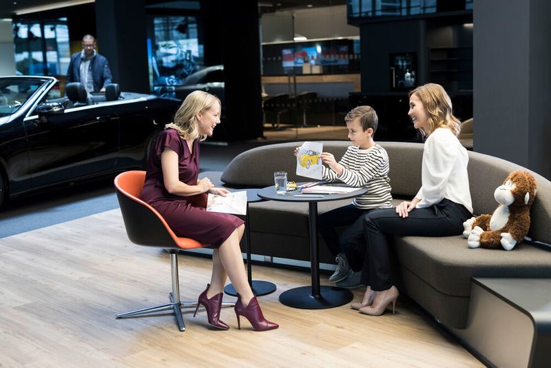Neue Aufenthaltsqualität im Autohaus: Wartezeiten können im angeschlossenen Warte- und Bewirtungsbereich in einer angenehm gestalteten Umgebung überbrückt werden. (Daimler AG)