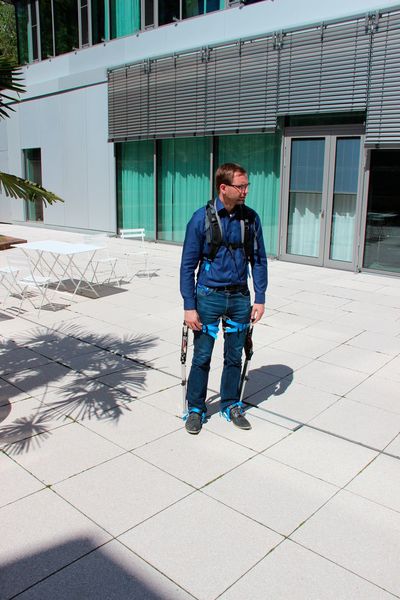 Präsentiert wurde das Exoskelett von einem Schmalz-Mitarbeiter. Die Beinunterstützung... (Gillhuber)