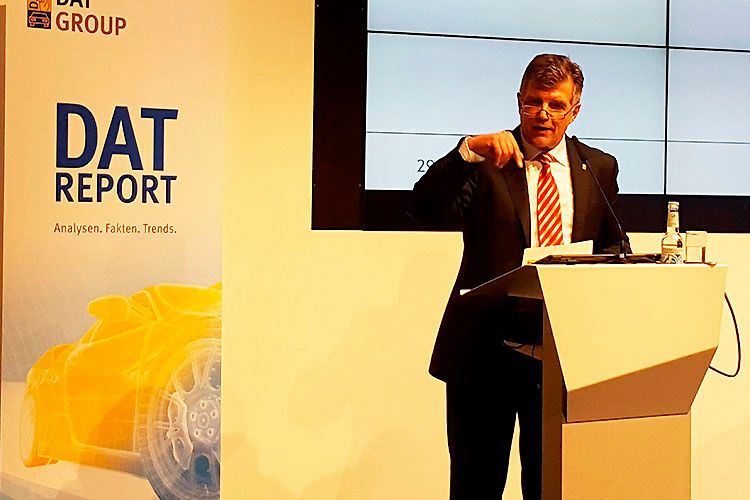 Jens Nietzschmann, DAT-Geschäftsführer Inland und Sprecher der Geschäftsleitung, wies auf die Bedeutung von Fakten für unternehmerische Entscheidungen hin. So würden trotz der Diesel-Affäre weiterhin 58 Prozent der Befragten einen Diesel kaufen. „Das beantwortet die Frage, wie es mit dem Diesel weitergeht.“ (Foto: Schwickal)