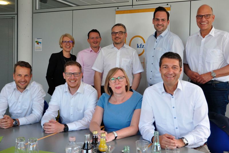 Der Programmbeirat für den Deutschen Remarketing Kongress 2018: (vordere Reihe von li.) Johannes Höfflin, Real Garant, Alexander Göttke, Santander Consumer Bank, Silvia Lulei, »Gebrauchtwagen Praxis«, Jürgen Henninger, Auto Schmolck; (hintere Reihe von li.) Silke Meyer, Vogel Business Media, Marc Gounaris und Steffen Höschler, beide Dekra, Michael Bauerheim, Concore, und Markus Pettendrup, Köpper Automobilgruppe. Auf dem Bild fehlt Christian Kochan vom Autohaus Cottbus. (Seyerlein)