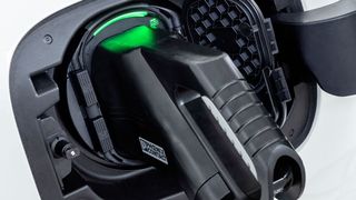 Strom tanken nur alle 1.000 Kilometer: Diesen Komfort soll ein Super-Akku des Start-ups Innolith ermöglichen. (Daimler)