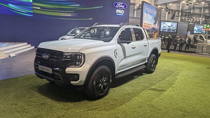 Ranger PHEV: Ford zeigt auf der IAA erstmals den Ranger PHEV. Die ersten Pickups mit Stecker sollen im Sommer 2025 bei den Kunden eintreffen. (Bild: Simon / VCG)